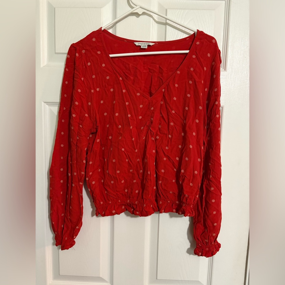 American Eagle Top Size Medium Red V Neck Ruffle Hem Semi Crop Floral